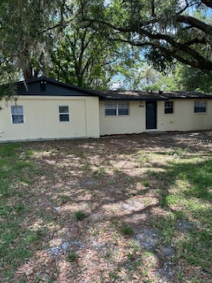 Great location, easy access to both north and south bound I 75, and downtown Brooksville
Cute comfortable newly redone home with 3 bedrooms, office , 2 bathrooms. Completely solid wood fenced back yard with new shed
New appliances, granite counter tops, tile floors. Roof was done in 2022 ,