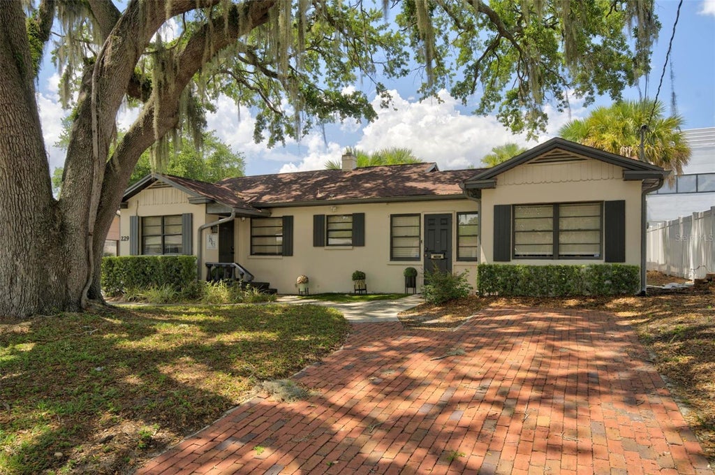 Photo of 229 Pasadena Place, Orlando, FL 32803 (MLS # O6418573)