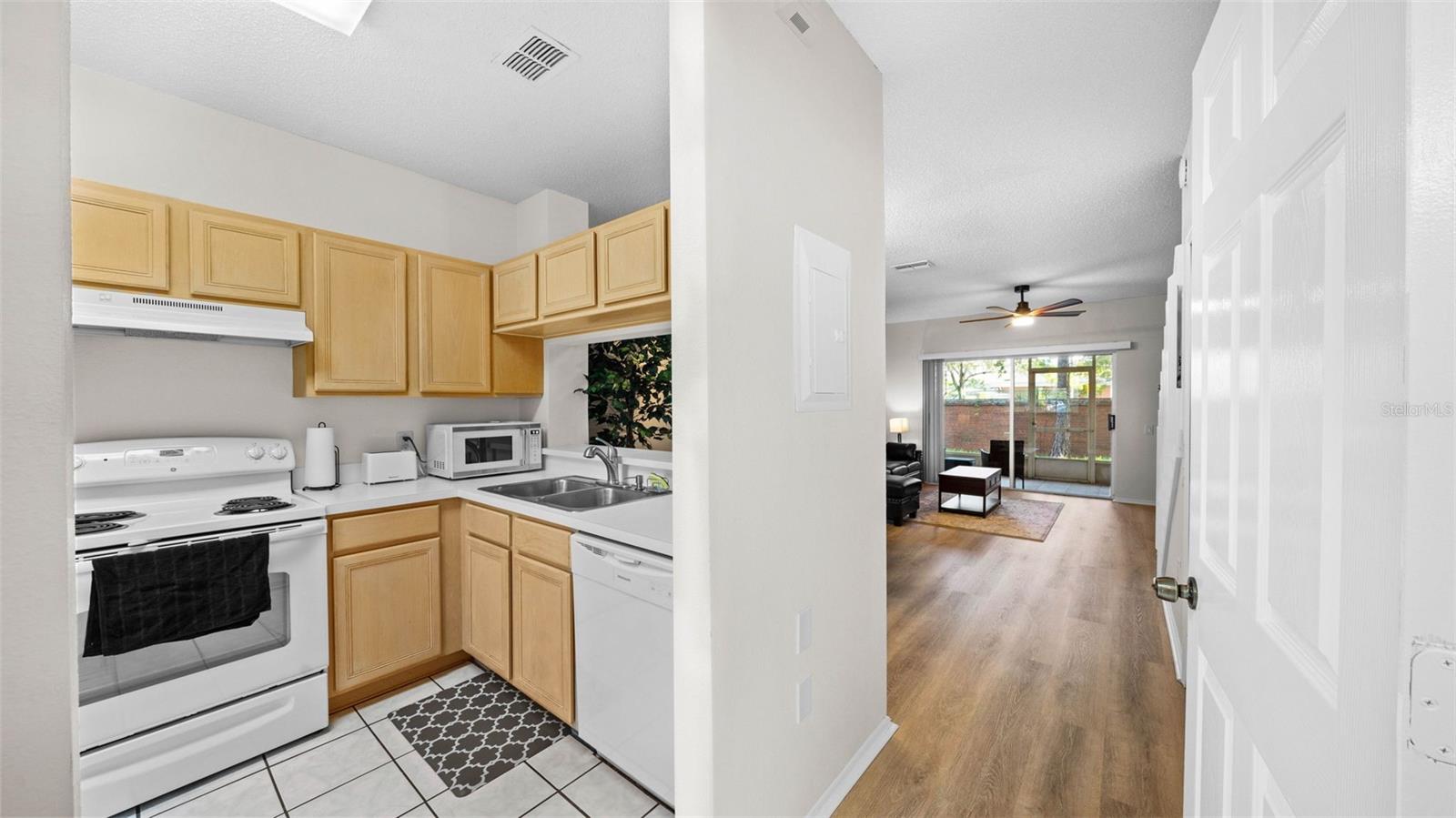 BERKELEY SQUARE - Residential Lease