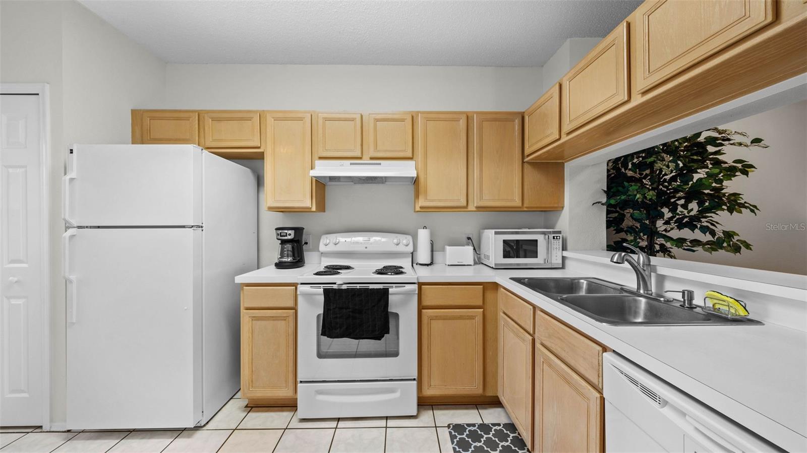 BERKELEY SQUARE - Residential Lease