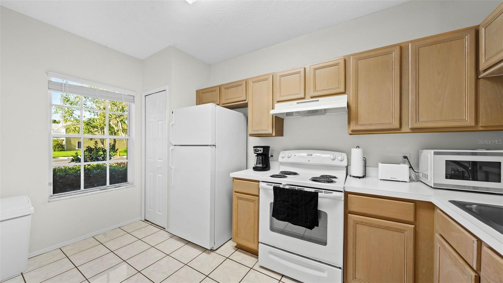 BERKELEY SQUARE - Residential Lease