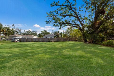 A home in PALMETTO