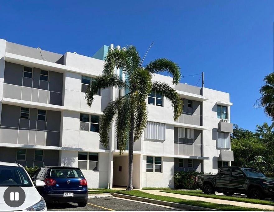 Excellent opportunity in the Estancias de Isabela Condominium. This modern, minimalist apartment features three bedrooms, two bathrooms, a living room, a dining room, a fully equipped kitchen, a laundry area, and comes fully furnished with all appliances, ready to move in. It includes two private parking spaces and visitor parking. The complex offers a swimming pool, gazebo, and basketball court. Its location is ideal, near the Royal Isabela Golf Course, Jobos Beach, and other renowned surfing beaches, as well as restaurants, supermarkets, pharmacies, and gas stations. Perfect for those seeking a peaceful environment with easy access to all of Isabela's attractions and services.