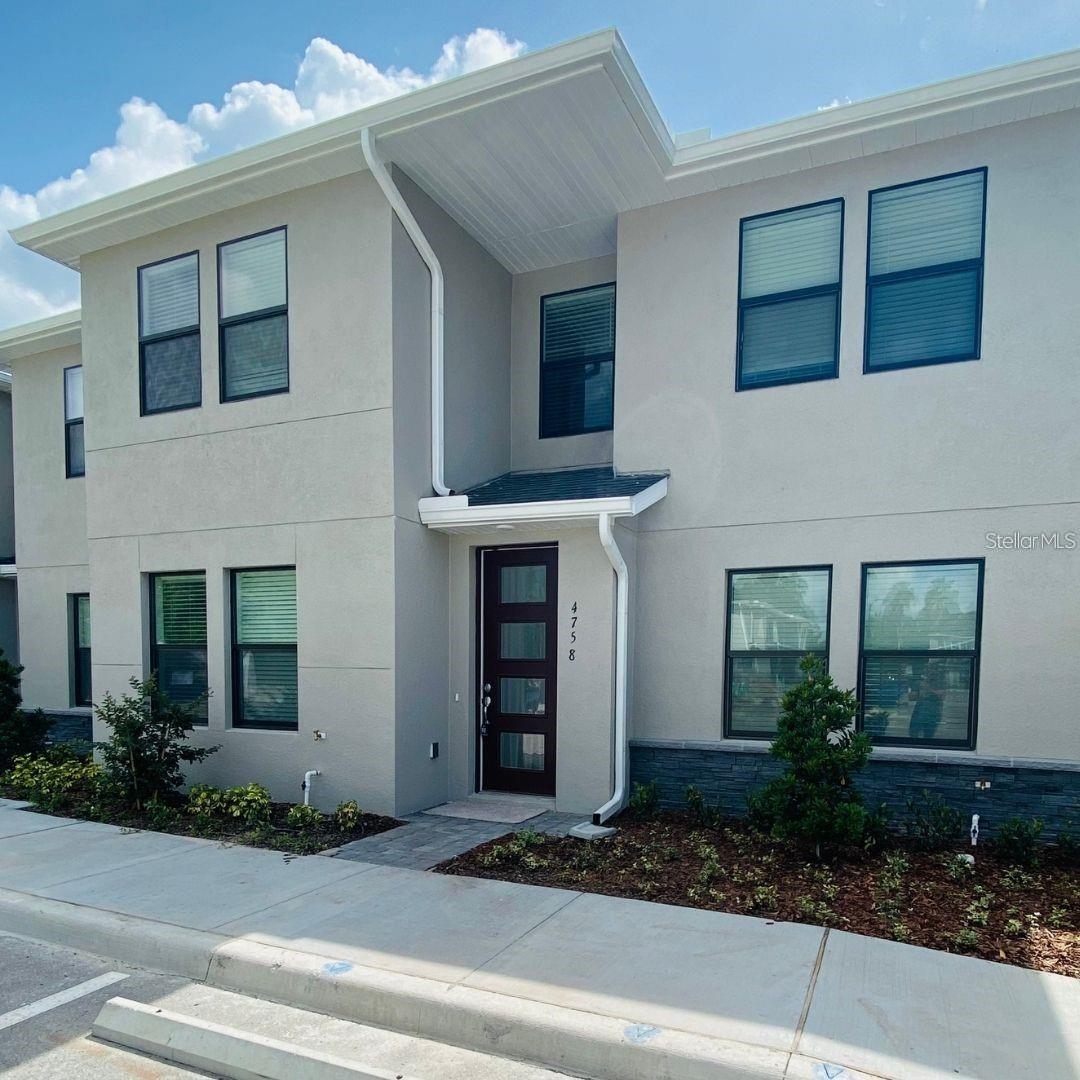 Located in Kissimmee just 6 minutes from 192, for RENT! This home is situated in a small community and offers: 4 bedrooms, 3.5 bathrooms. On the ground floor, there is a room with an integrated full bathroom. Upstairs features a master bedroom with its own ensuite bathroom, along with two additional bedrooms sharing a common bathroom. The kitchen is equipped with beautiful stainless steel appliances, granite countertops, and a pantry. Totaling 1,720 Sqft, the community is conveniently located near major roads, the SunRail station, shopping centers, and prominent employers including theme parks and the convention center.