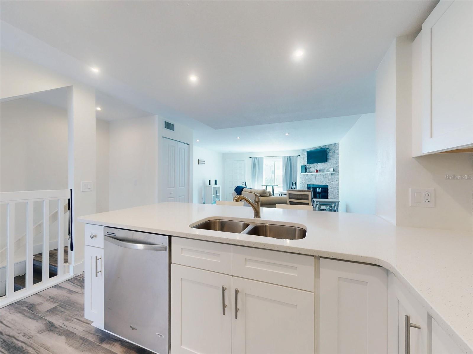 LIGHTHOUSE SHORES TWNHMS CONDO - Residential