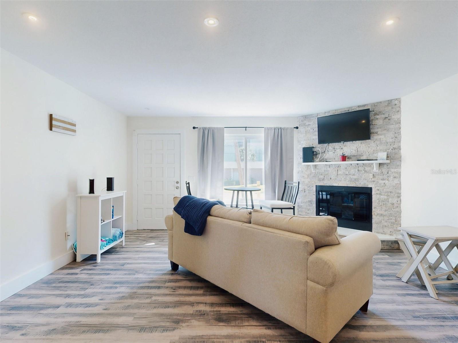 LIGHTHOUSE SHORES TWNHMS CONDO - Residential