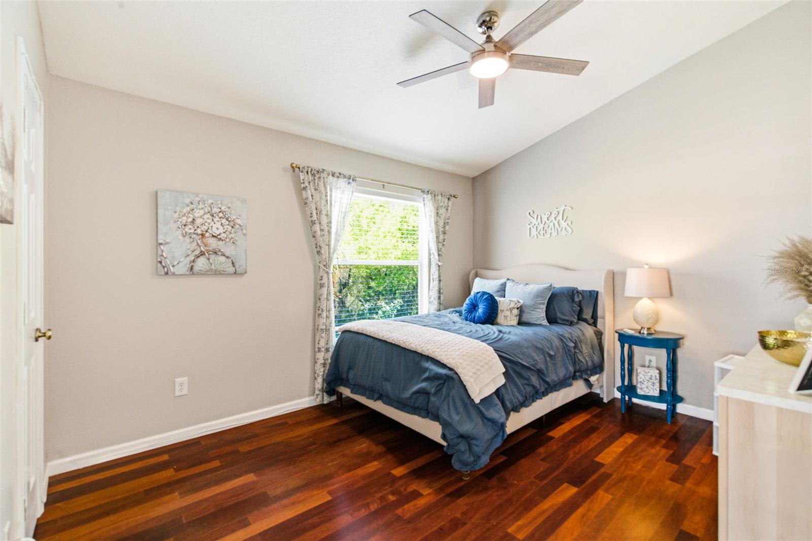 COUNTRY CHASE - Residential