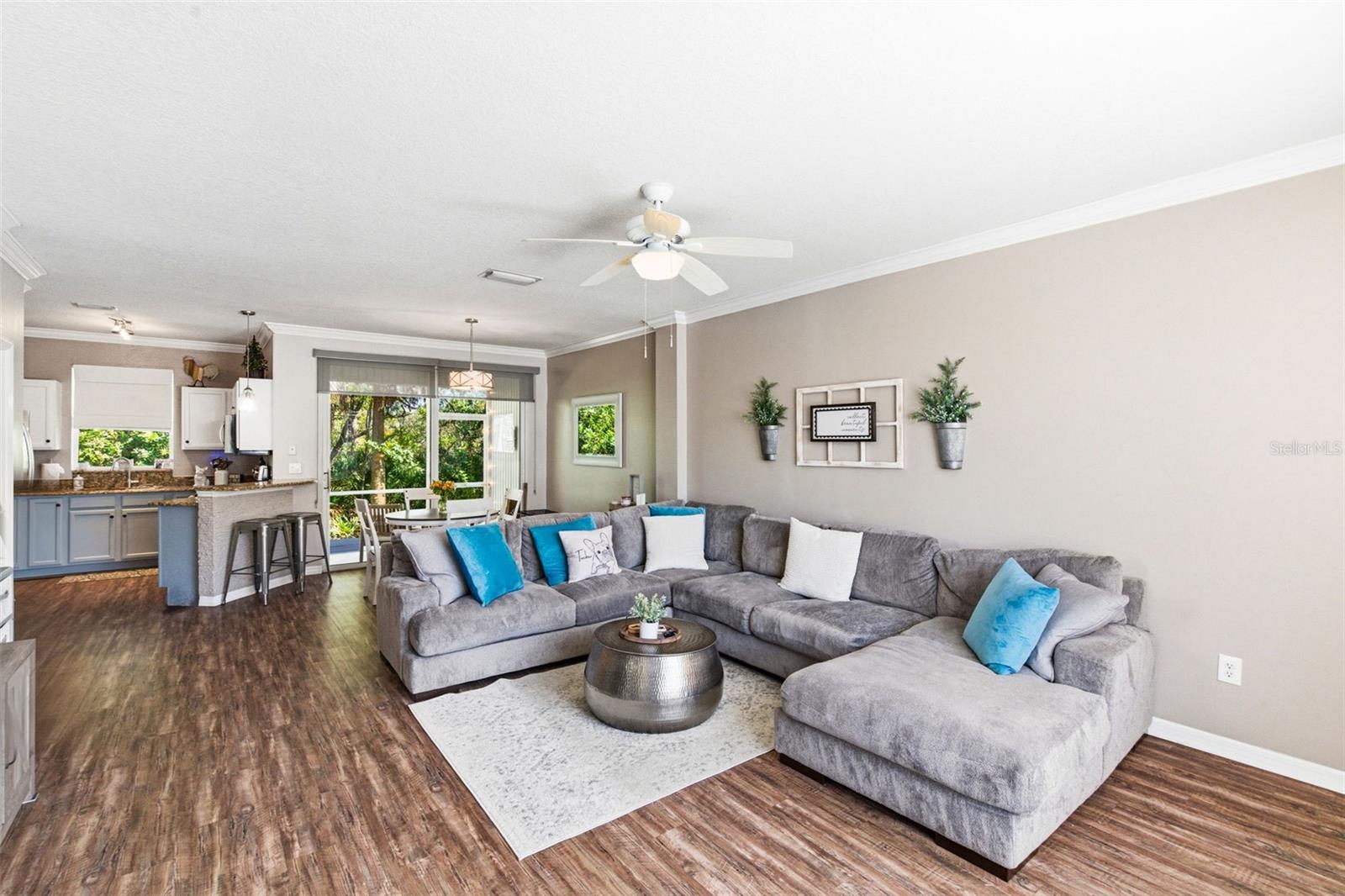 COUNTRY CHASE - Residential