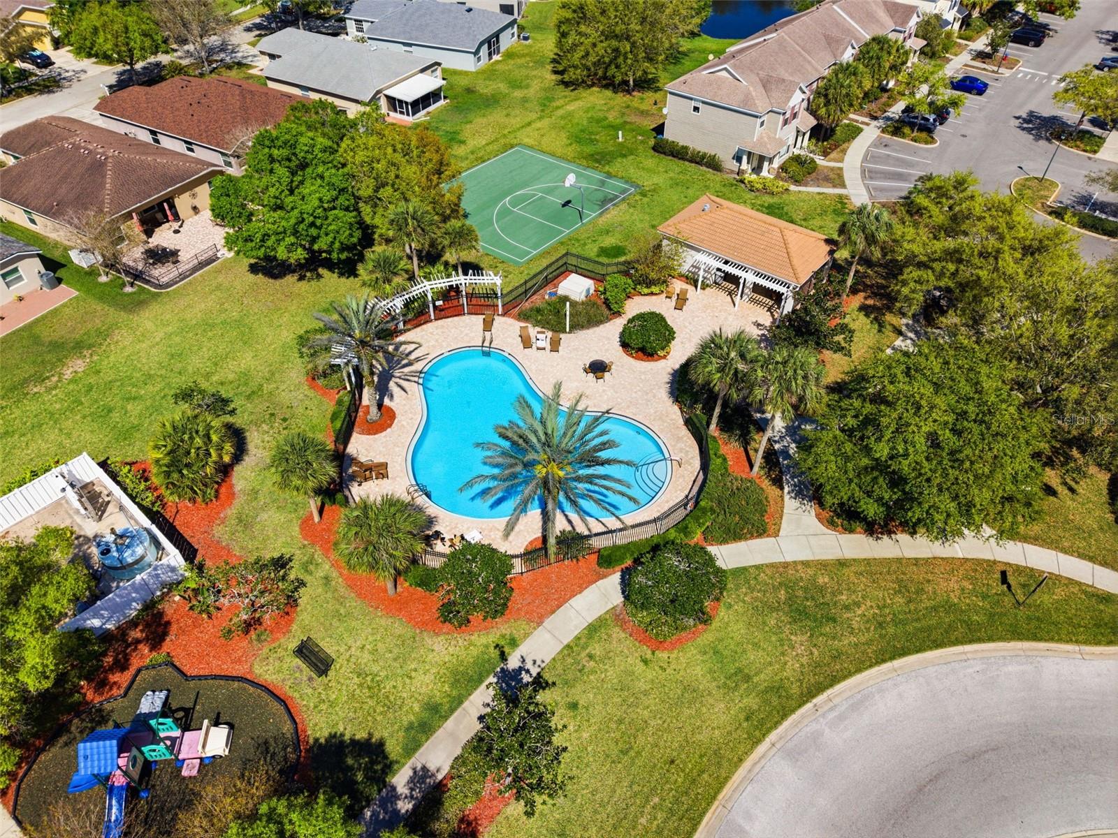 COUNTRY CHASE - Residential