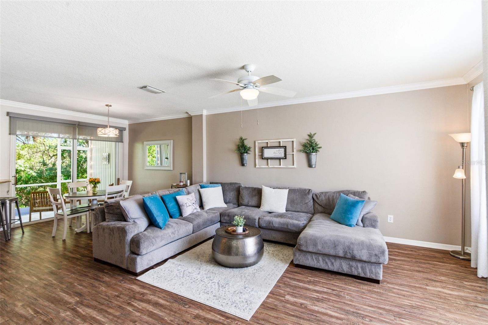 COUNTRY CHASE - Residential