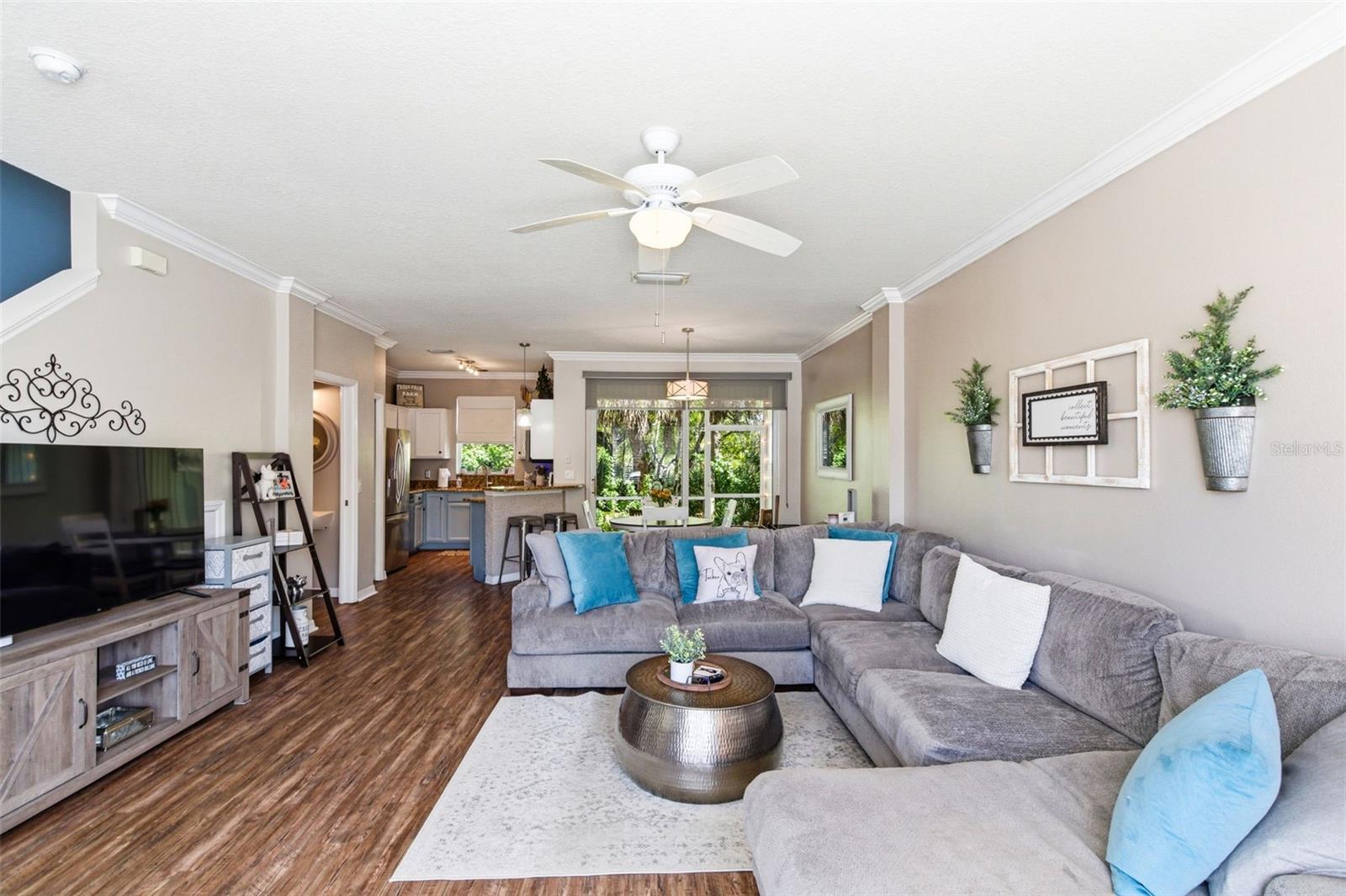 COUNTRY CHASE - Residential