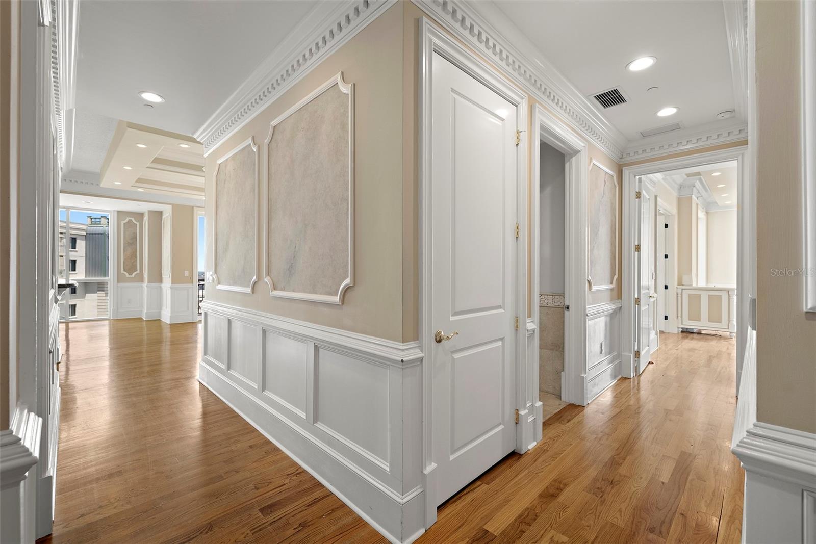 THE PLAZA HARBOUR ISLAND A CON - Residential