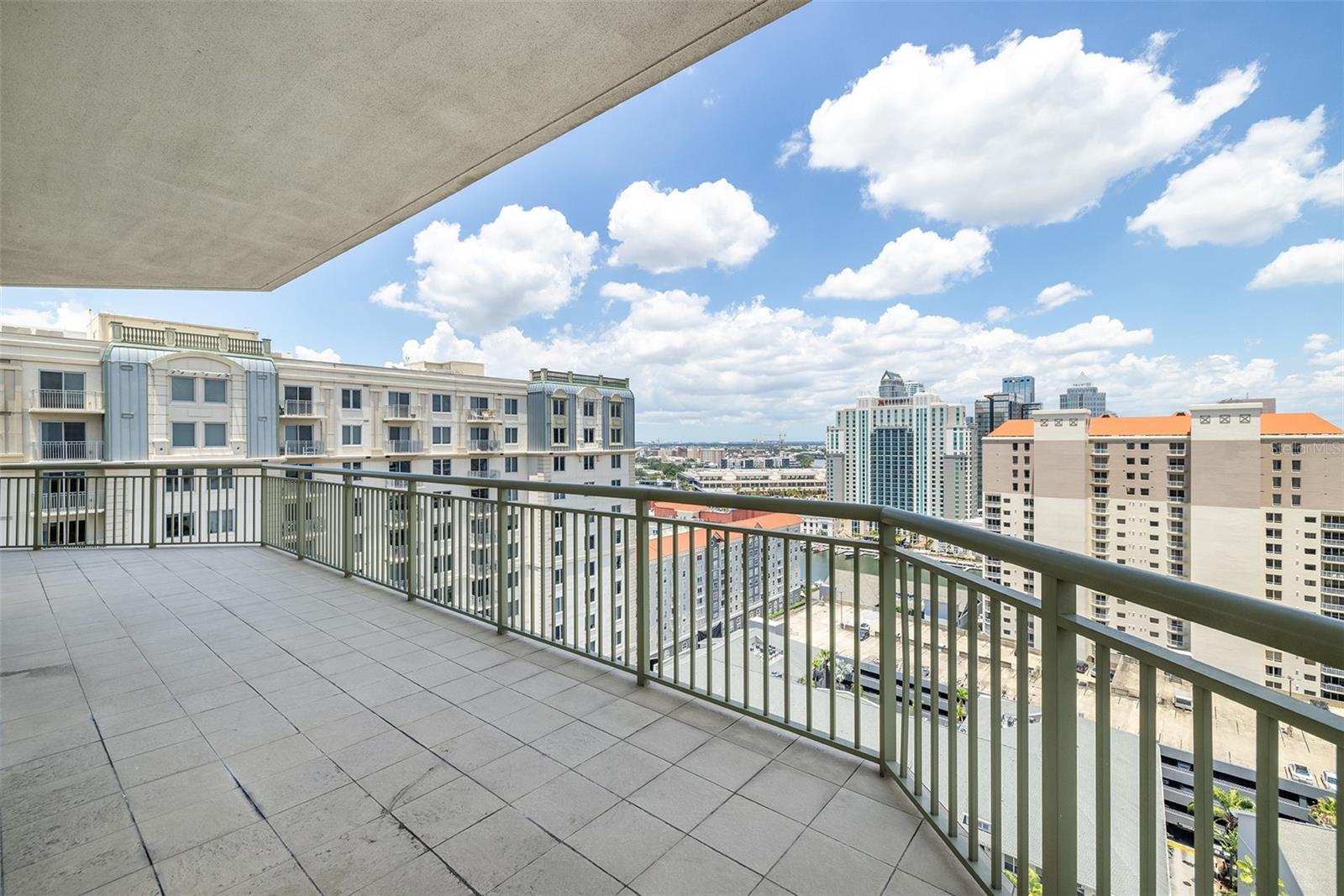 THE PLAZA HARBOUR ISLAND A CON - Residential