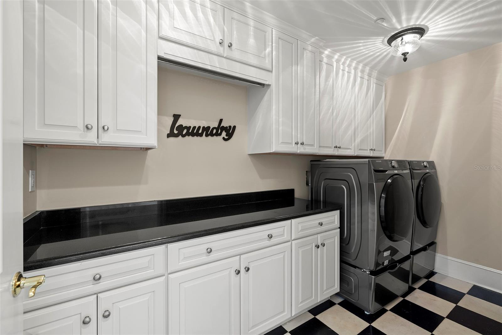 THE PLAZA HARBOUR ISLAND A CON - Residential