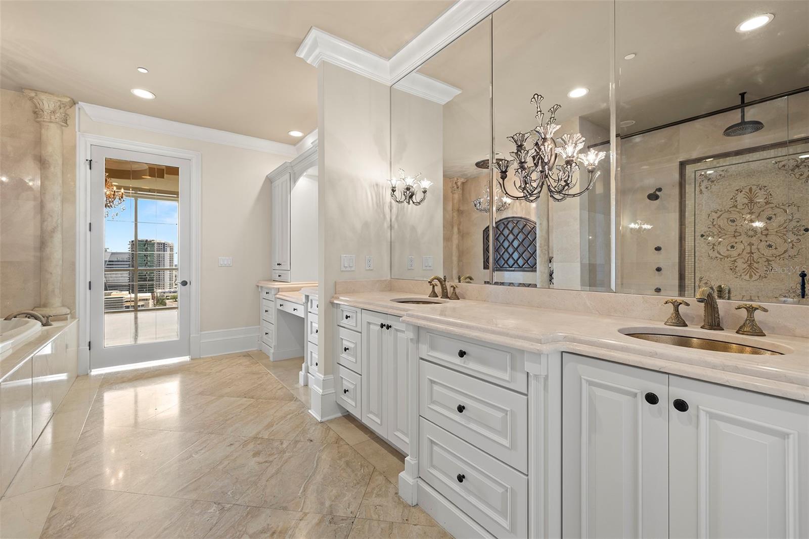 THE PLAZA HARBOUR ISLAND A CON - Residential