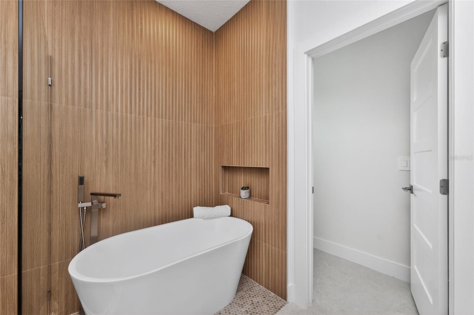 ROTONDA LAKES - Residential