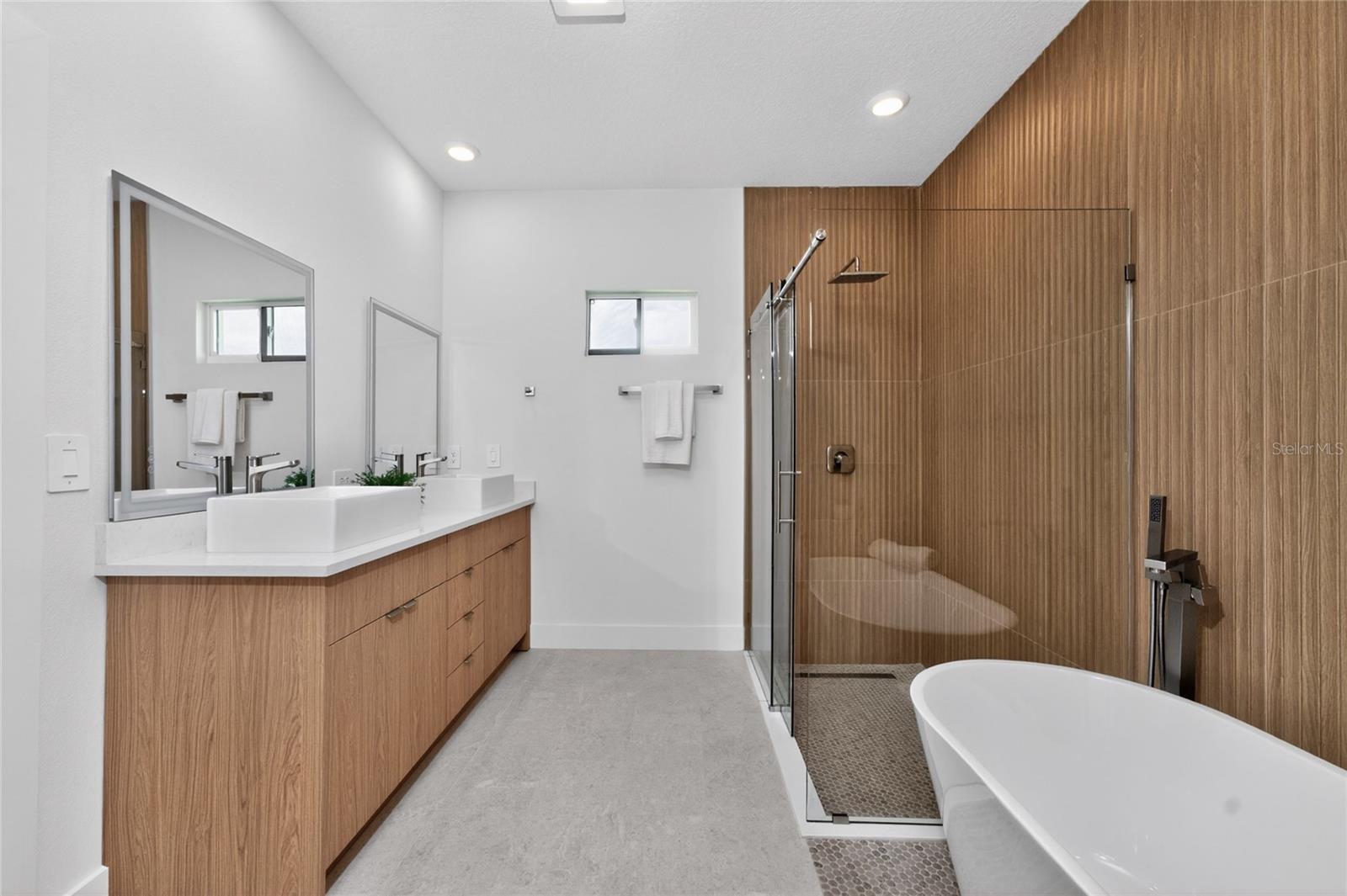ROTONDA LAKES - Residential