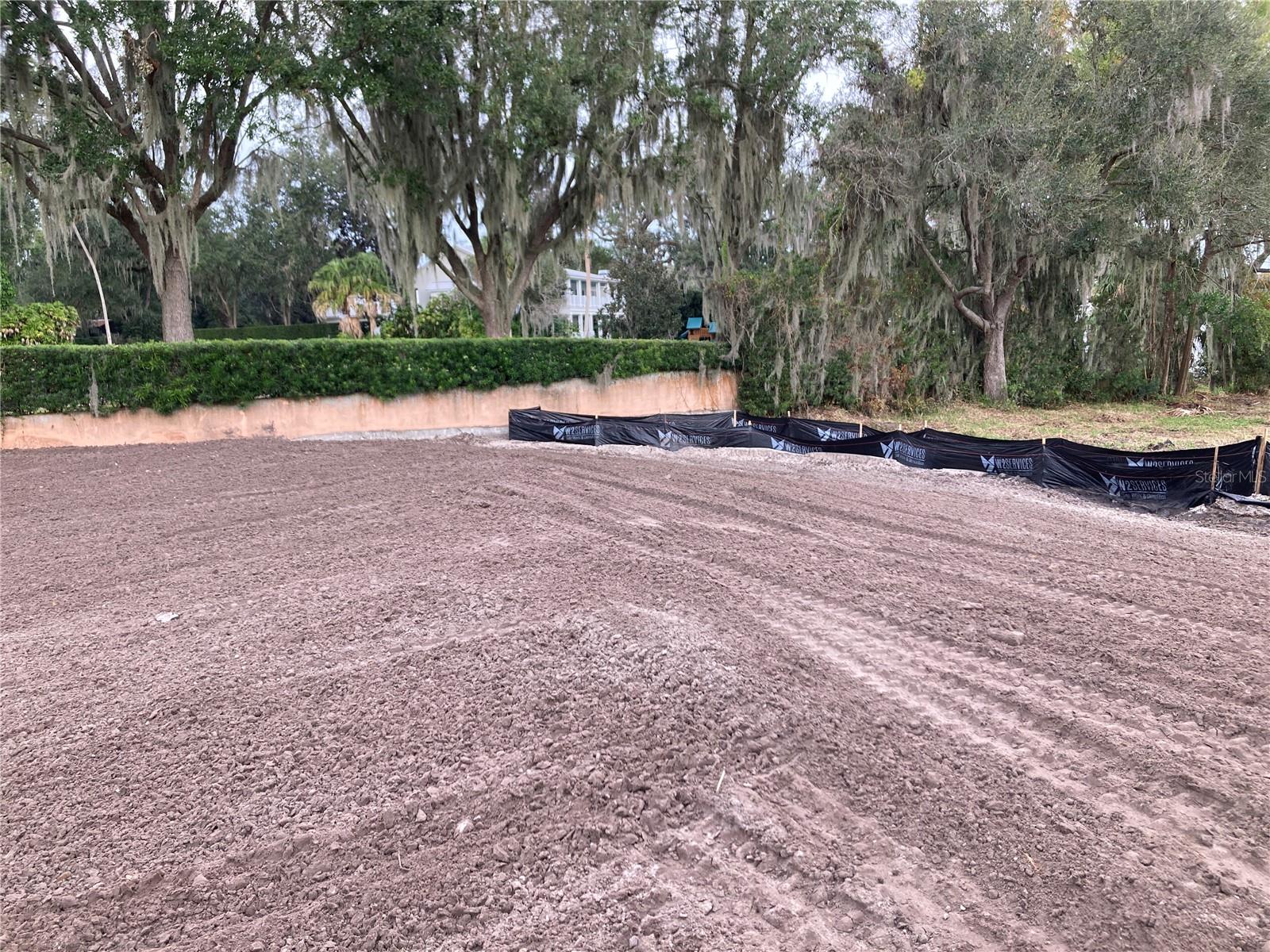 LT A BLK A REP - Land