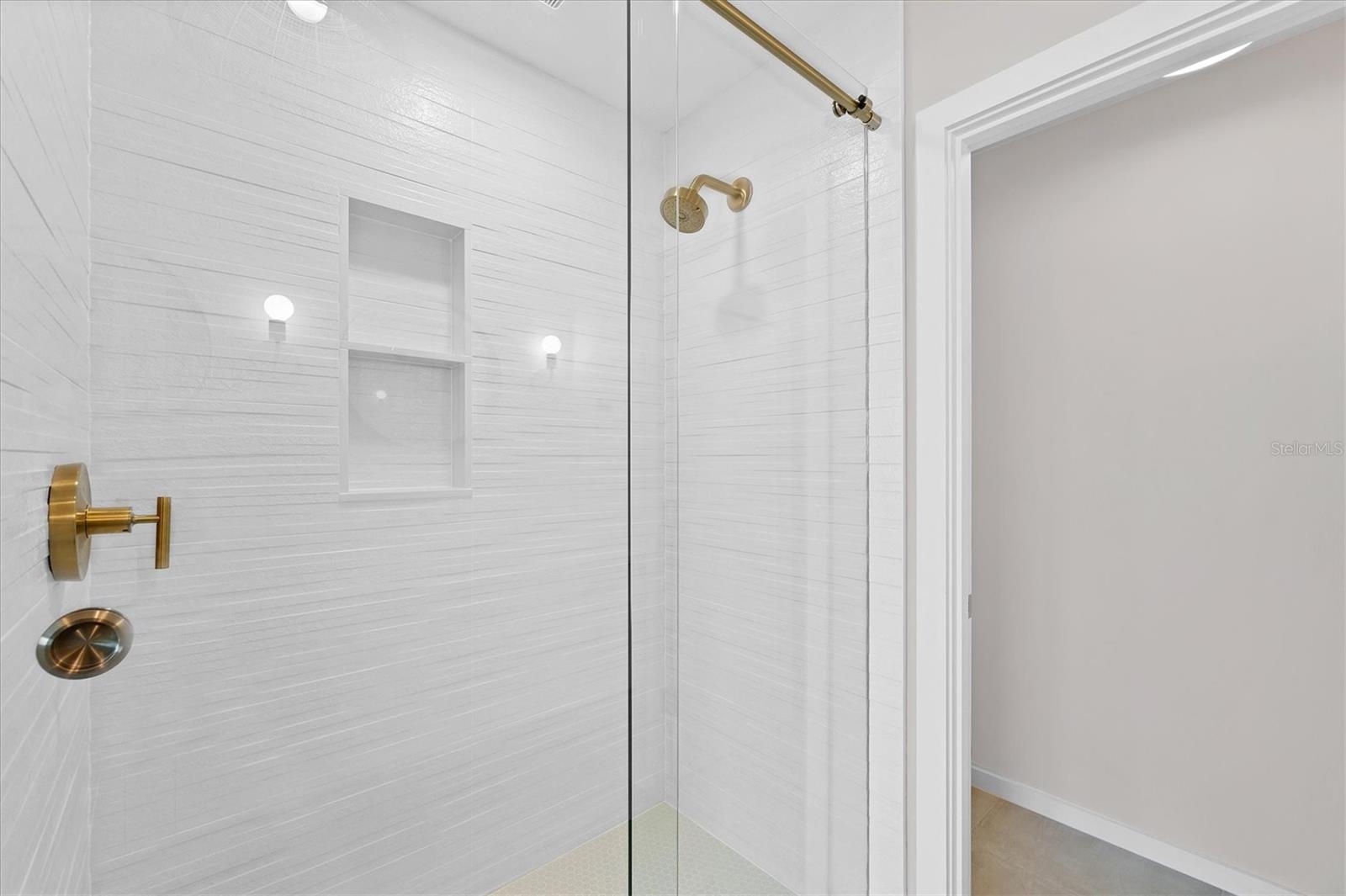 LIGHTHOUSE RESIDENCE 18 - Residential