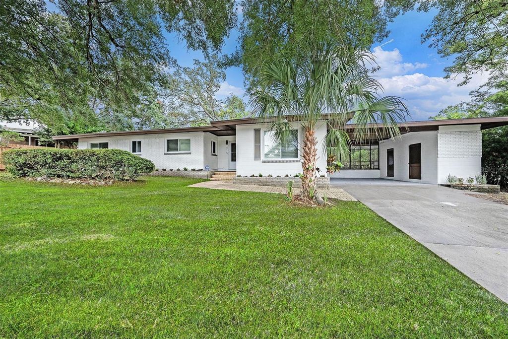 Photo of 215 Druid Hills Road, Temple Terrace, FL 33617 (MLS # TB8420783)