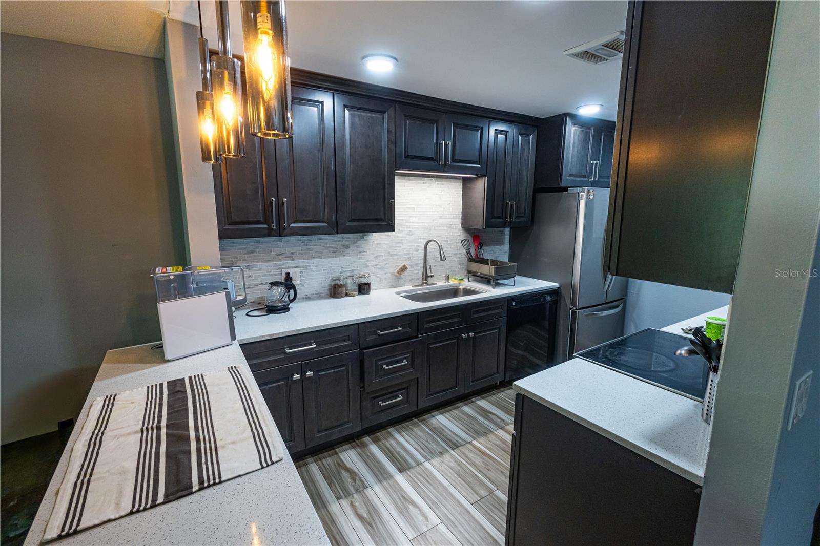 1695 LEE ROAD E215