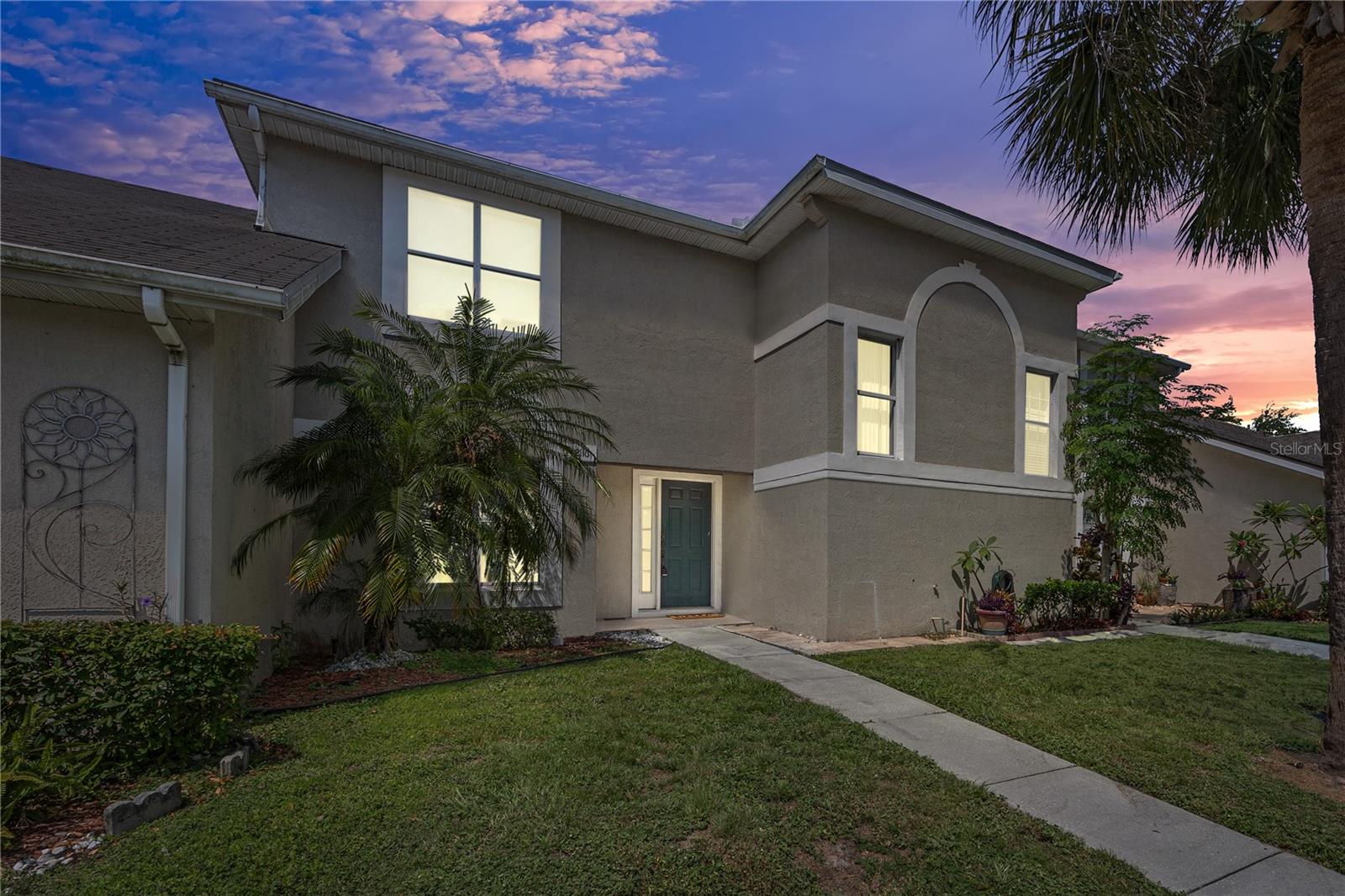 For Rent - Beautiful 3 bedroom townhouse in Kissimmee. Come and see this charming and well maintained townhouse with 3 bedrooms and 2.5 bathrooms, perfect for those looking for comfort and convenience in a prime location! The open concept floor plan offers a bright and airy living space, ideal for family gatherings or entertaining guests. The updated kitchen has modern finishes, including stainless steel appliances and plenty of space in the closets. The tiled floor on the first floor guarantees easy maintenance, while the second floor is carpeted for greater comfort and warmth. The spacious master bedroom offers a complete private retreat with an en suite bathroom. This house also includes two assigned parking spaces and a well-kept outdoor area for your enjoyment. Located within a gated HOA community, you will benefit from greater privacy and security, along with access to a community pool, perfect for relaxing on Florida's sunny days. The location is really unbeatable, with proximity to shopping centers, local restaurants, Orlando International Airport and world-famous theme parks. Now available for lease!