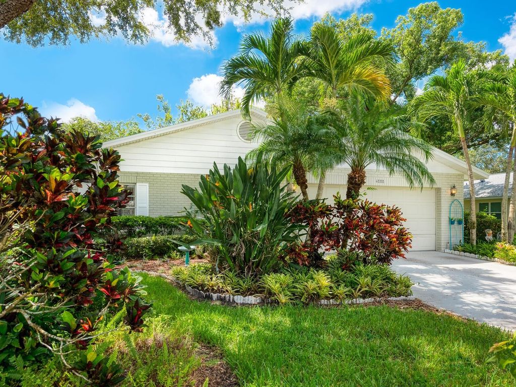 Photo of 4888 Oak Run Drive, Sarasota, FL 34243 (MLS # A4663879)