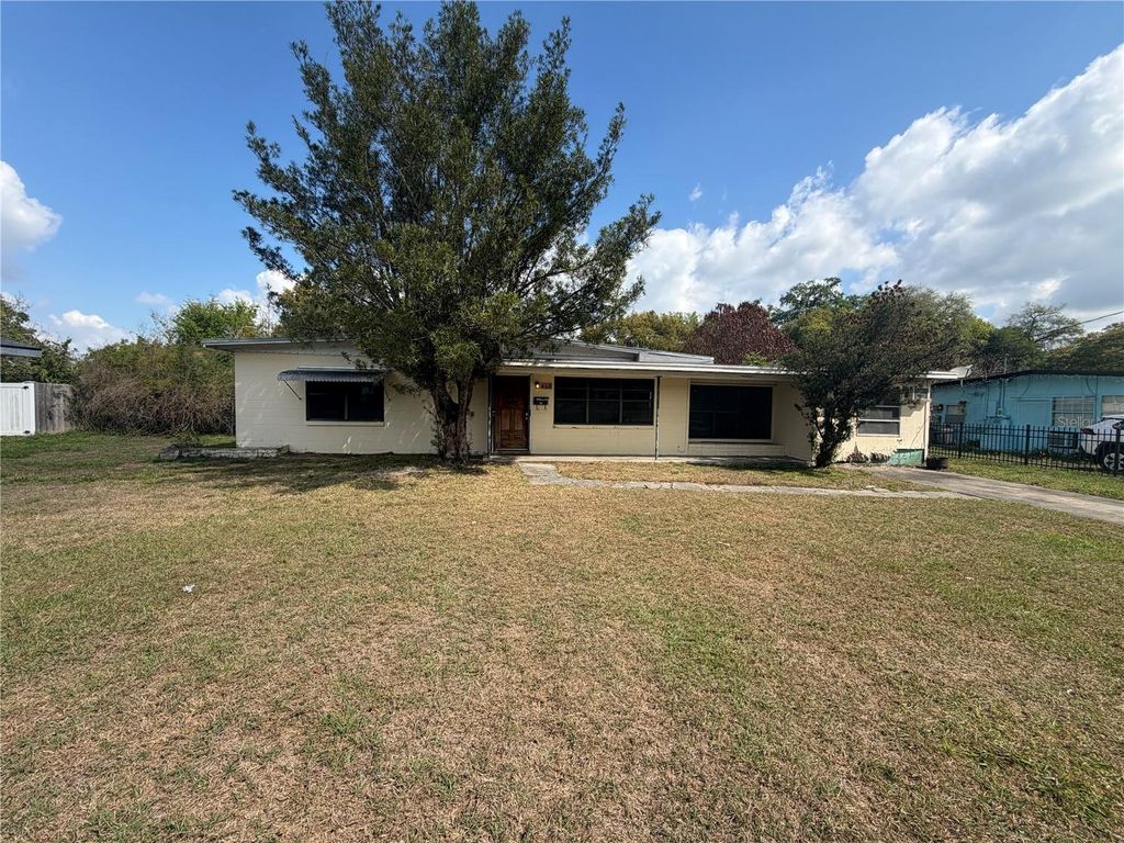Photo of 917 Locust Avenue, Orlando, FL 32809 (MLS # O6391607)