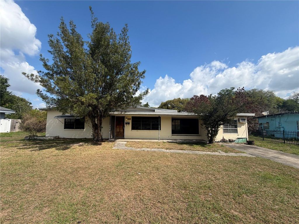 Photo of 917 Locust Avenue, Orlando, FL 32809 (MLS # O6391607)