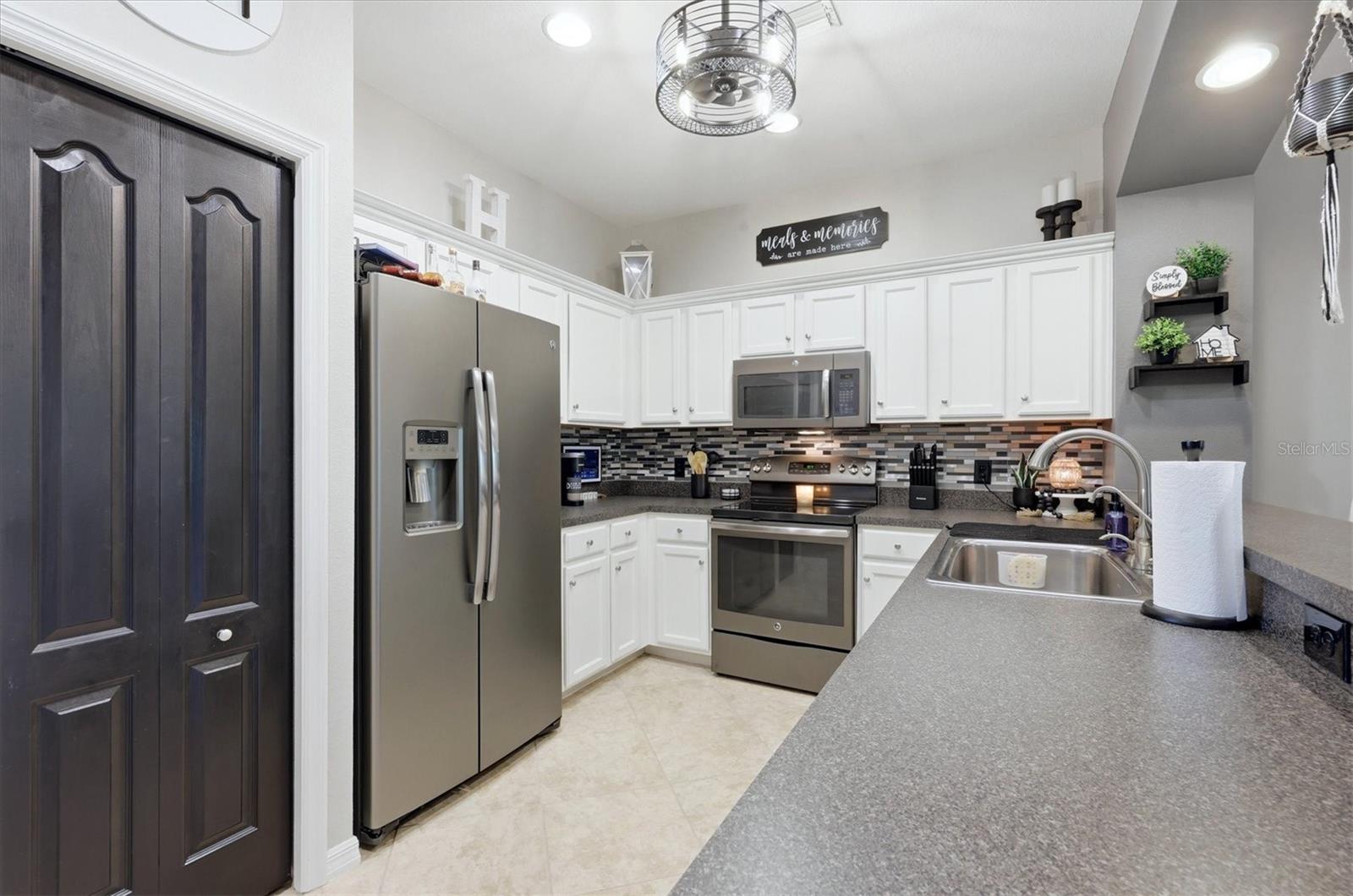 TOWNS AT LAKESIDE - Residential