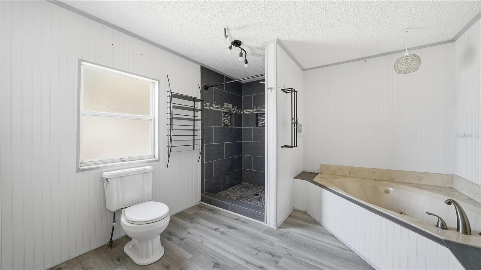 DE LEON MANORS - Residential