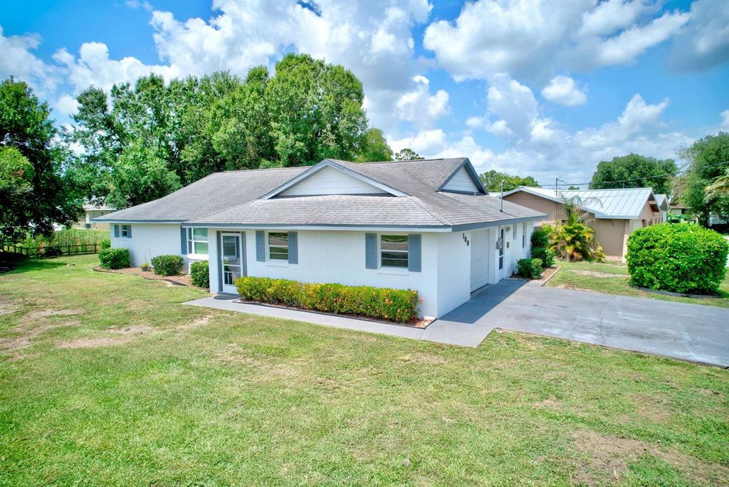 Photo of 100 Honeysuckle Lane, Lake Placid, FL 33852 (MLS # L4953271)