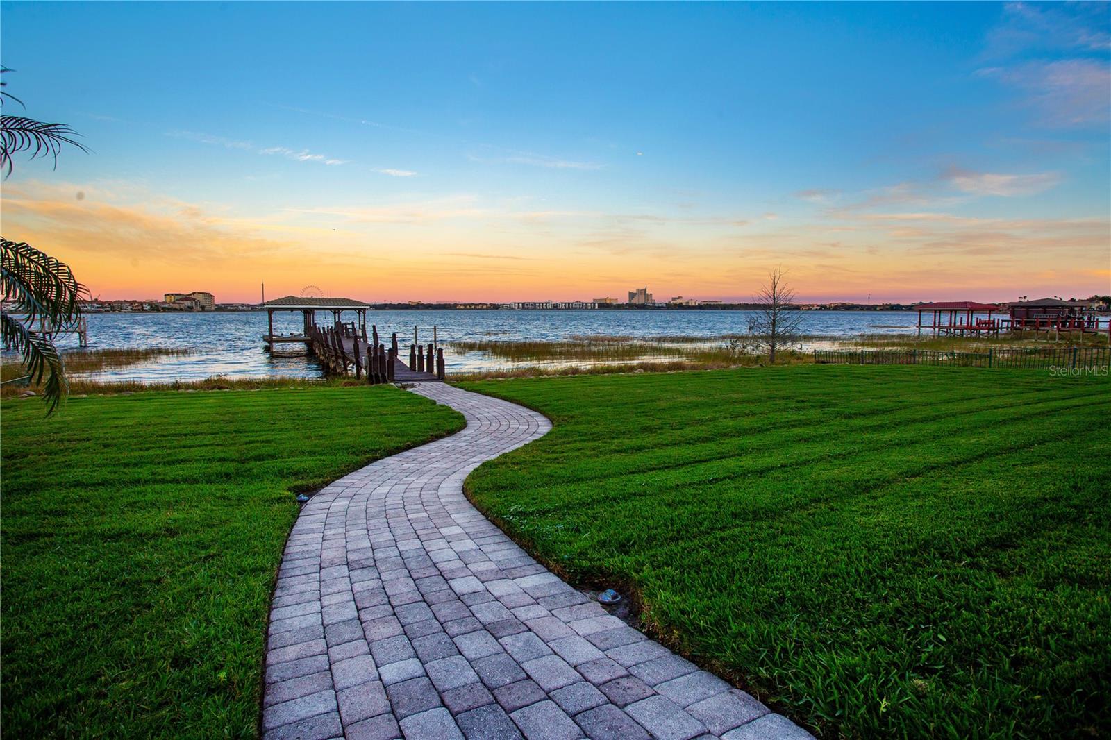 ESTS AT PHILLIPS LANDING DR PHILLIPS FL - Residential