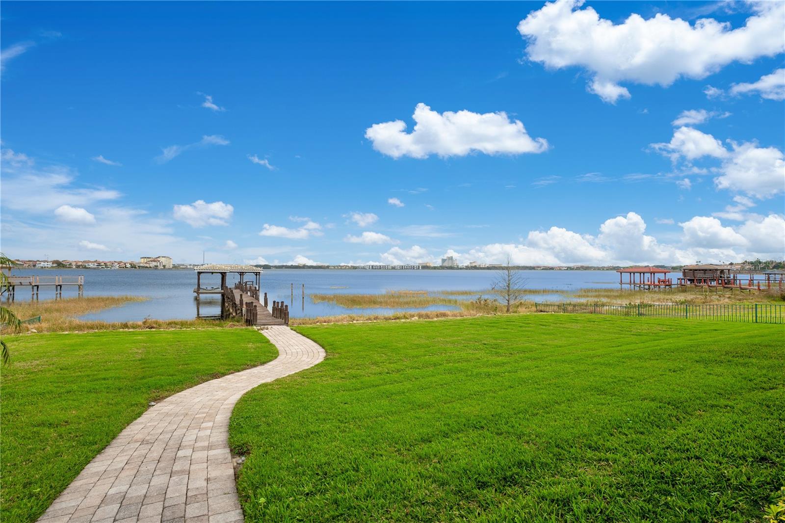 ESTS AT PHILLIPS LANDING DR PHILLIPS FL - Residential