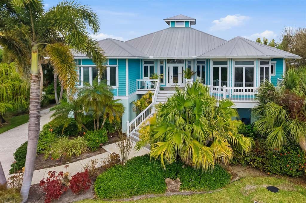 Photo of 746 Eagle Point Drive, Venice, FL 34285 (MLS # A4702537)