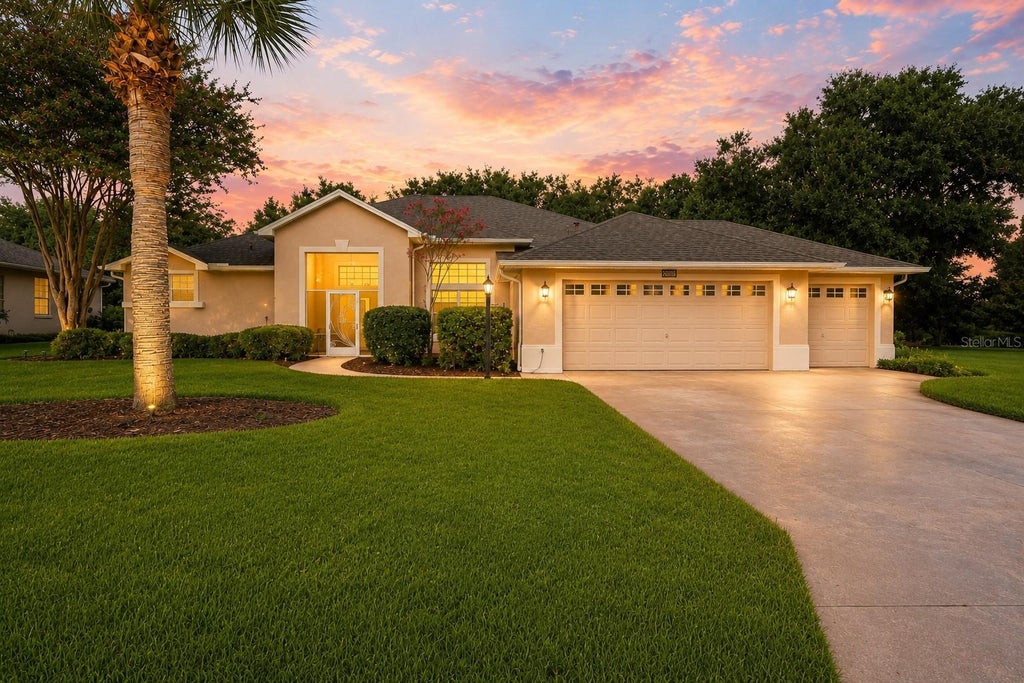 Photo of 20554 Queen Alexandra Drive, Leesburg, FL 34748 (MLS # G5115717)