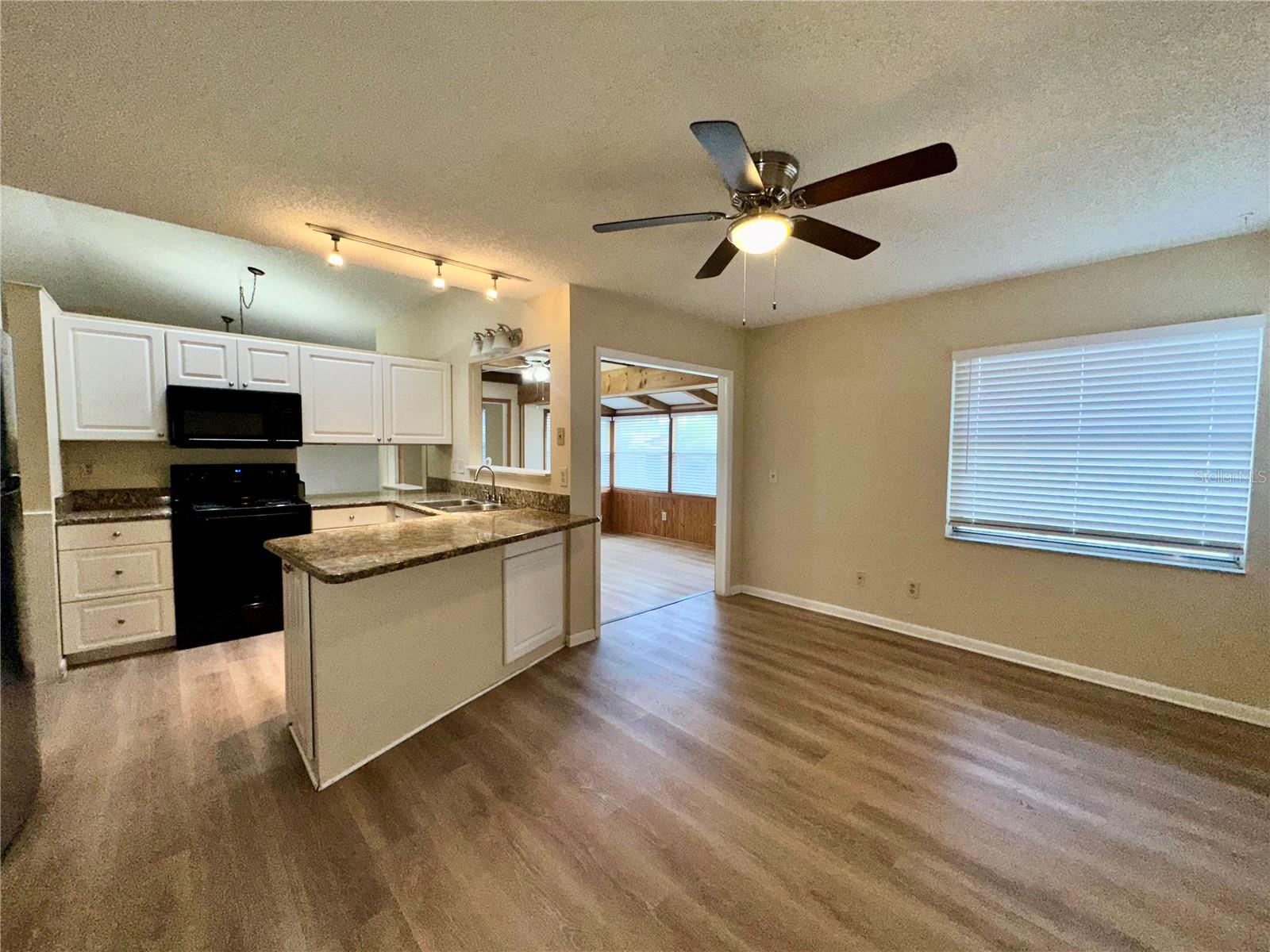 EMERALD LAKE COLONY UNIT 1 - Residential Lease