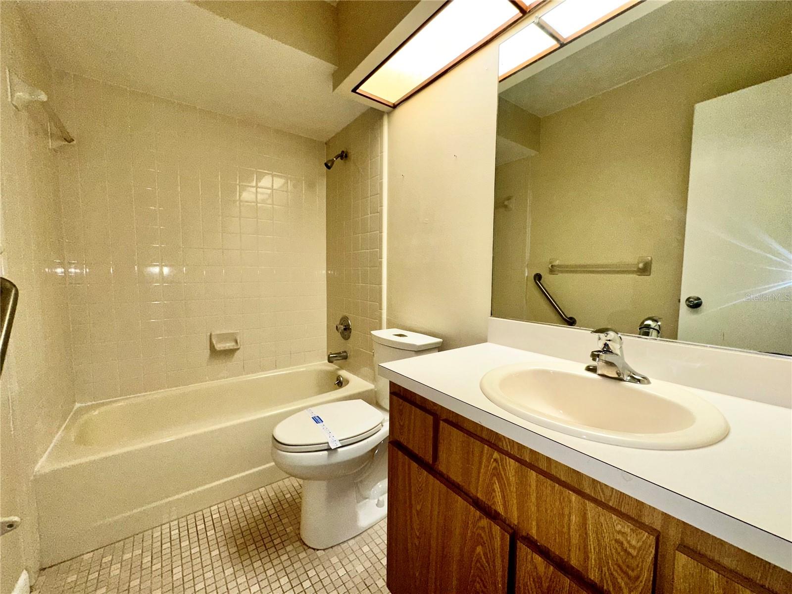 EMERALD LAKE COLONY UNIT 1 - Residential Lease