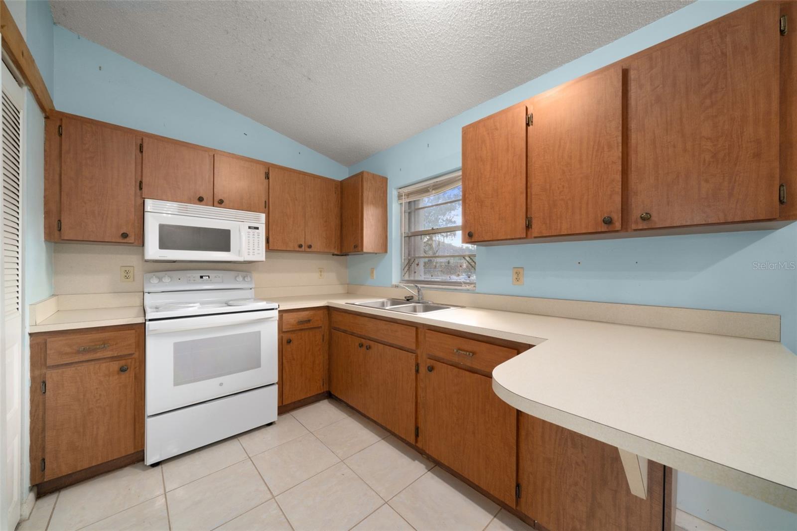 AVON PARK LAKES - Residential