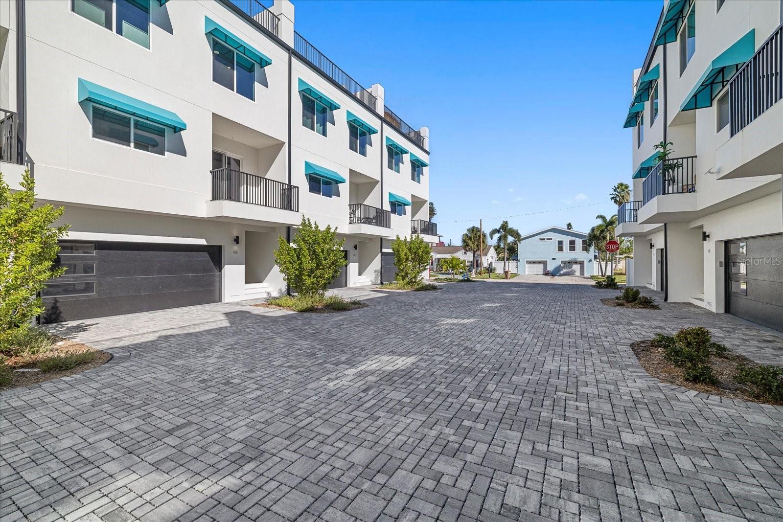 AZUL TWNHMS CONDO - Residential