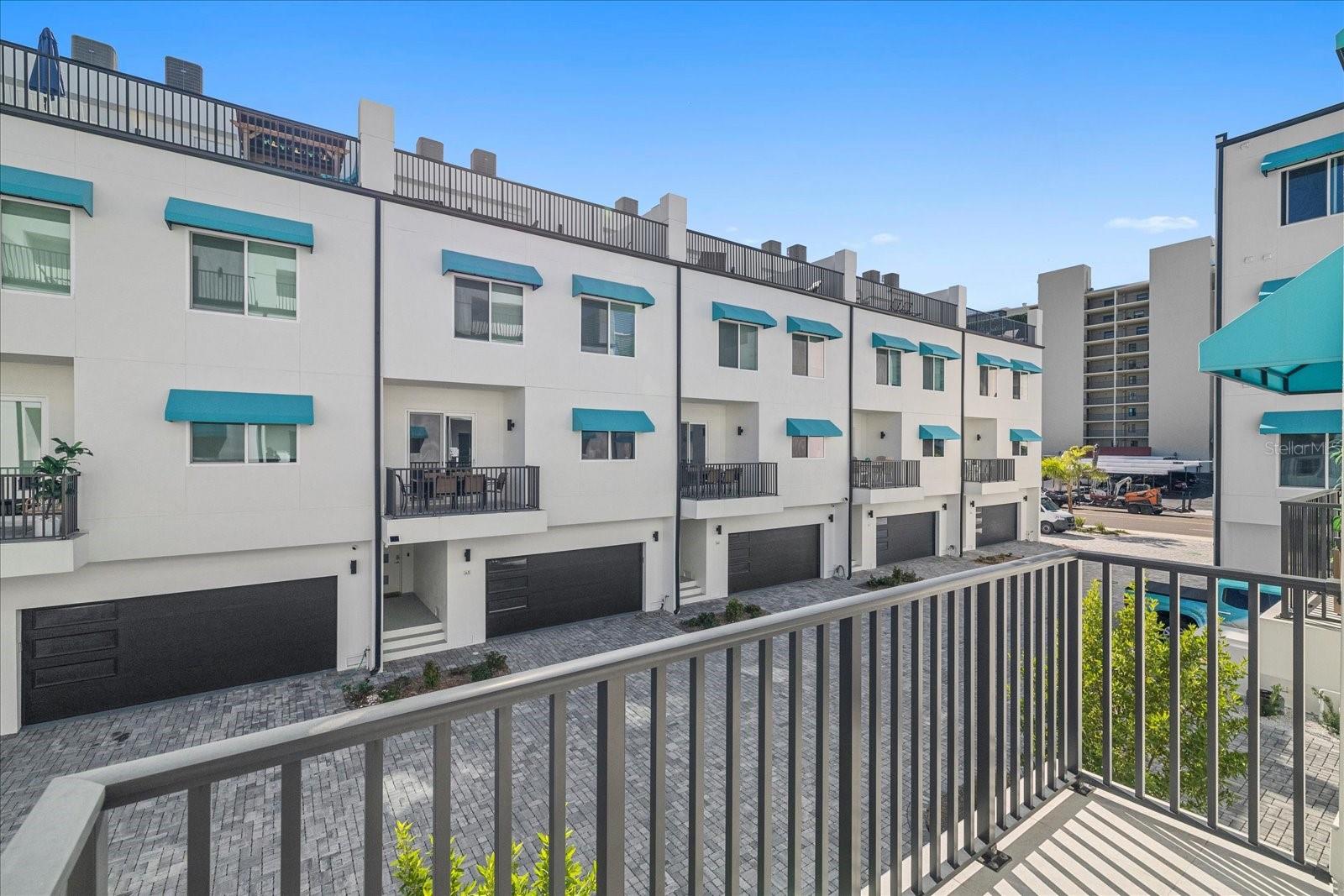 AZUL TWNHMS CONDO - Residential