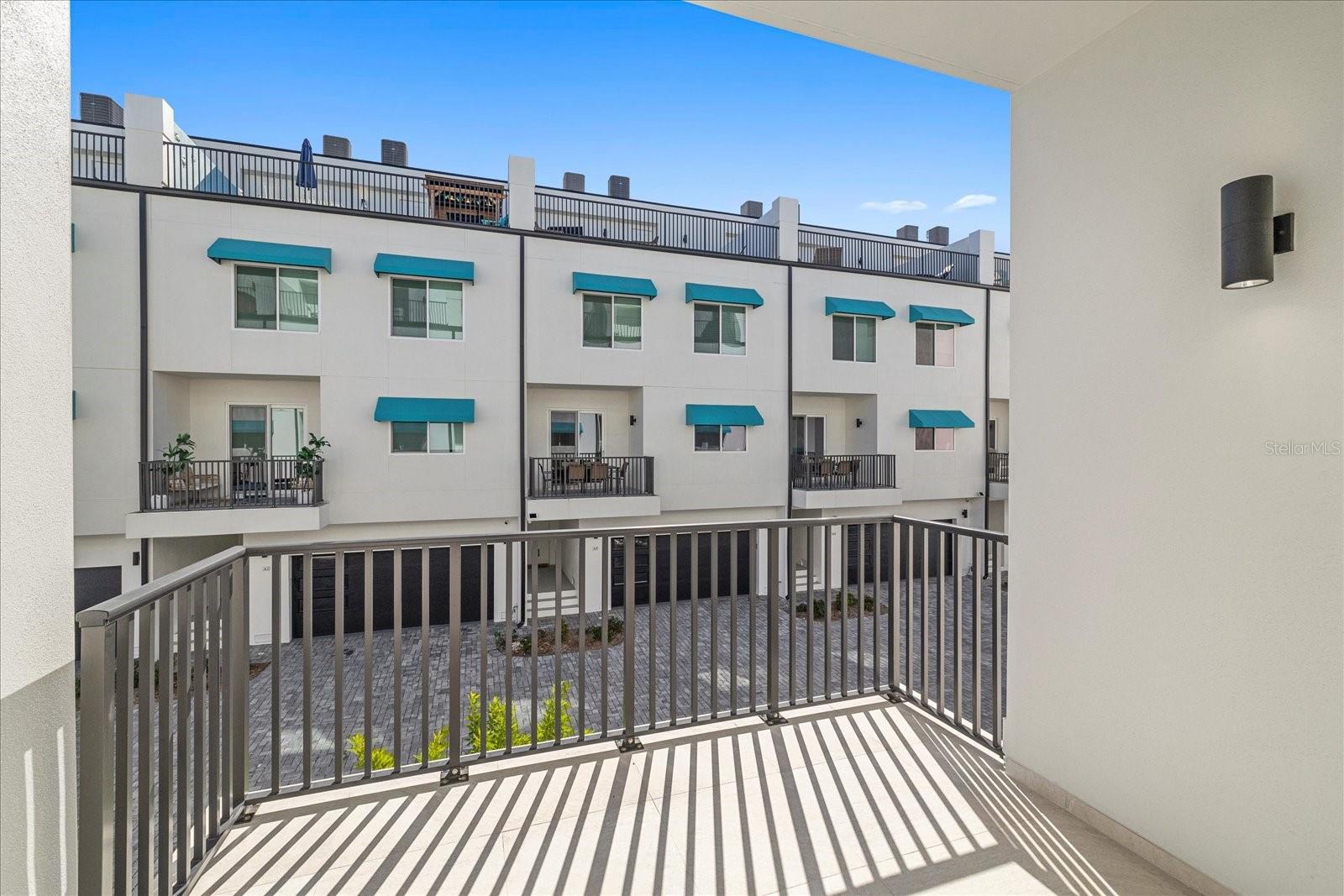 AZUL TWNHMS CONDO - Residential