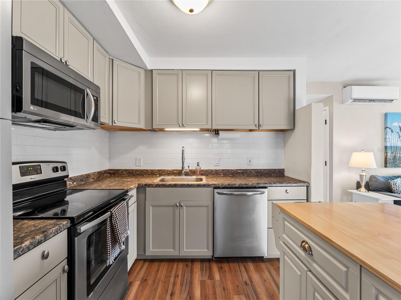 SOUTH VENICE - Residential