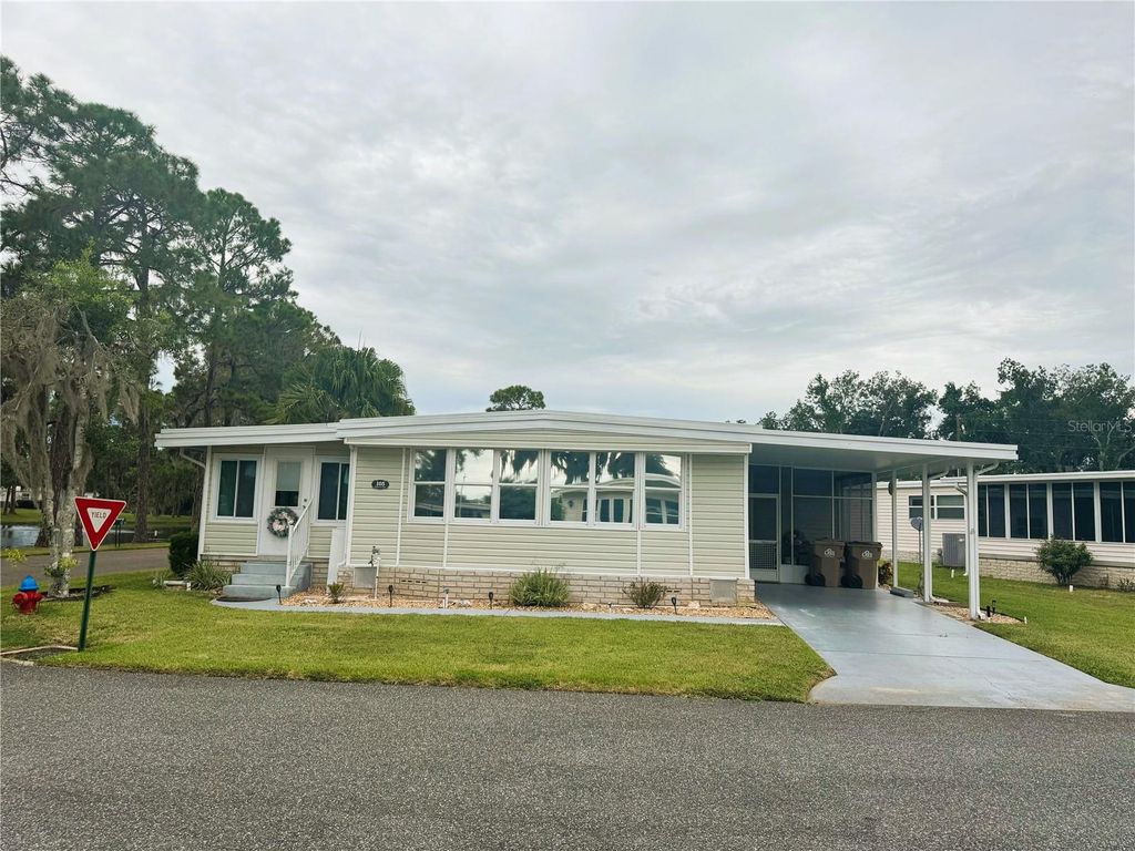 Photo of 105 Temple Cove W, Leesburg, FL 34748 (MLS # R4909989)