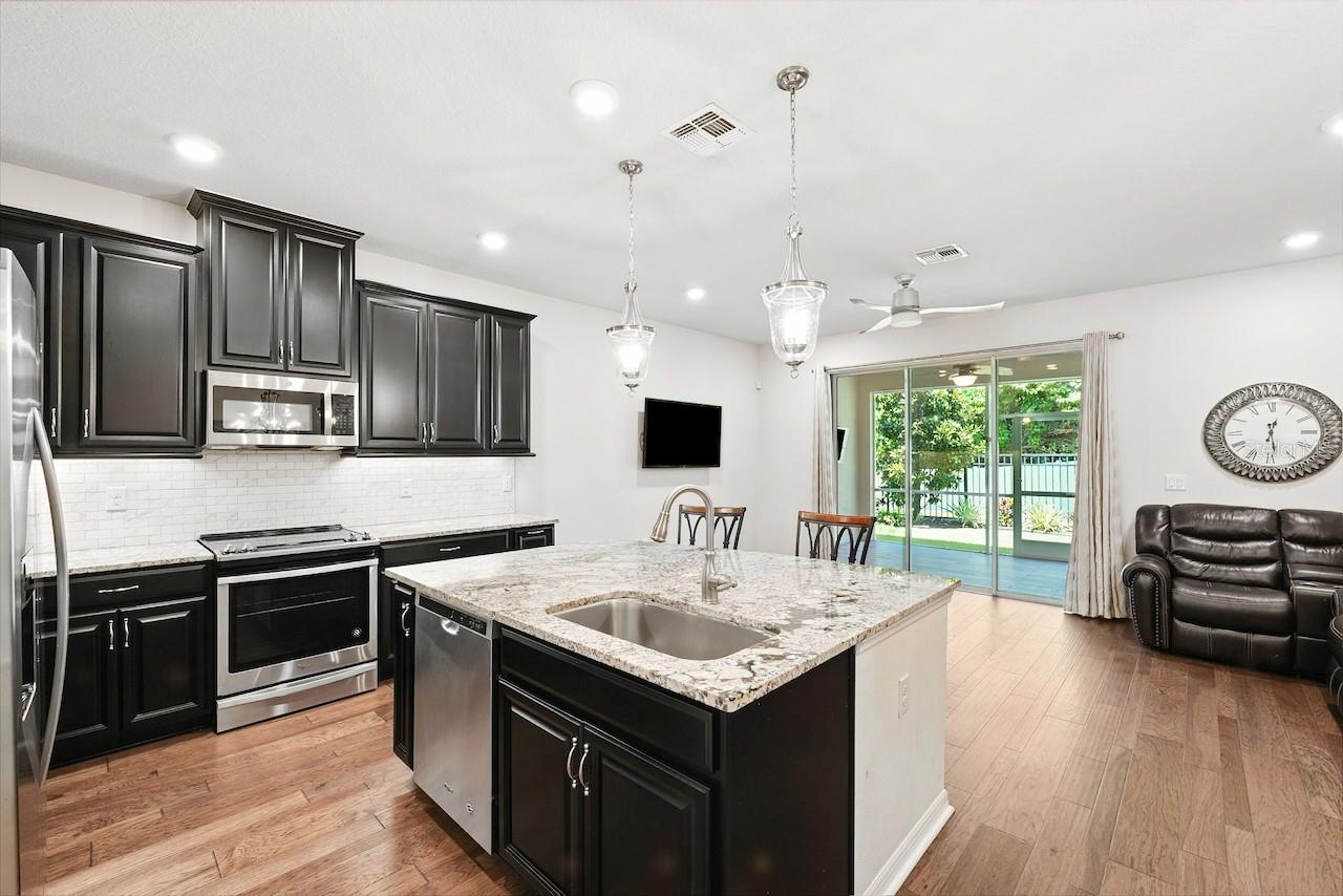 1207 SUNSET LANE