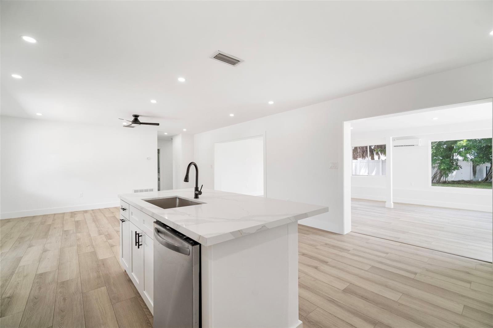 405 W SHADE DRIVE