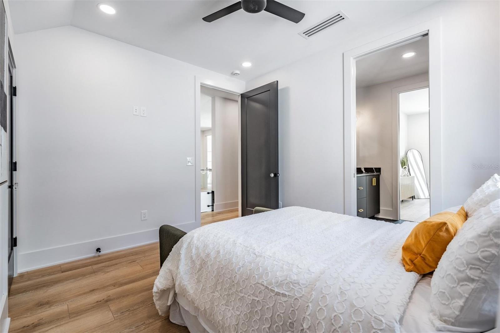 SUBURB ROYAL - Residential