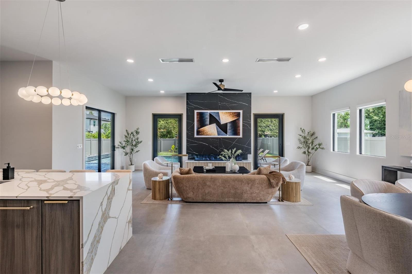 SUBURB ROYAL - Residential