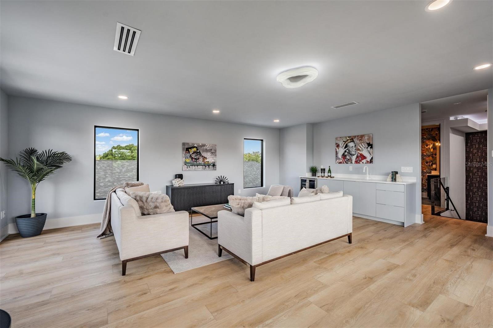 SUBURB ROYAL - Residential