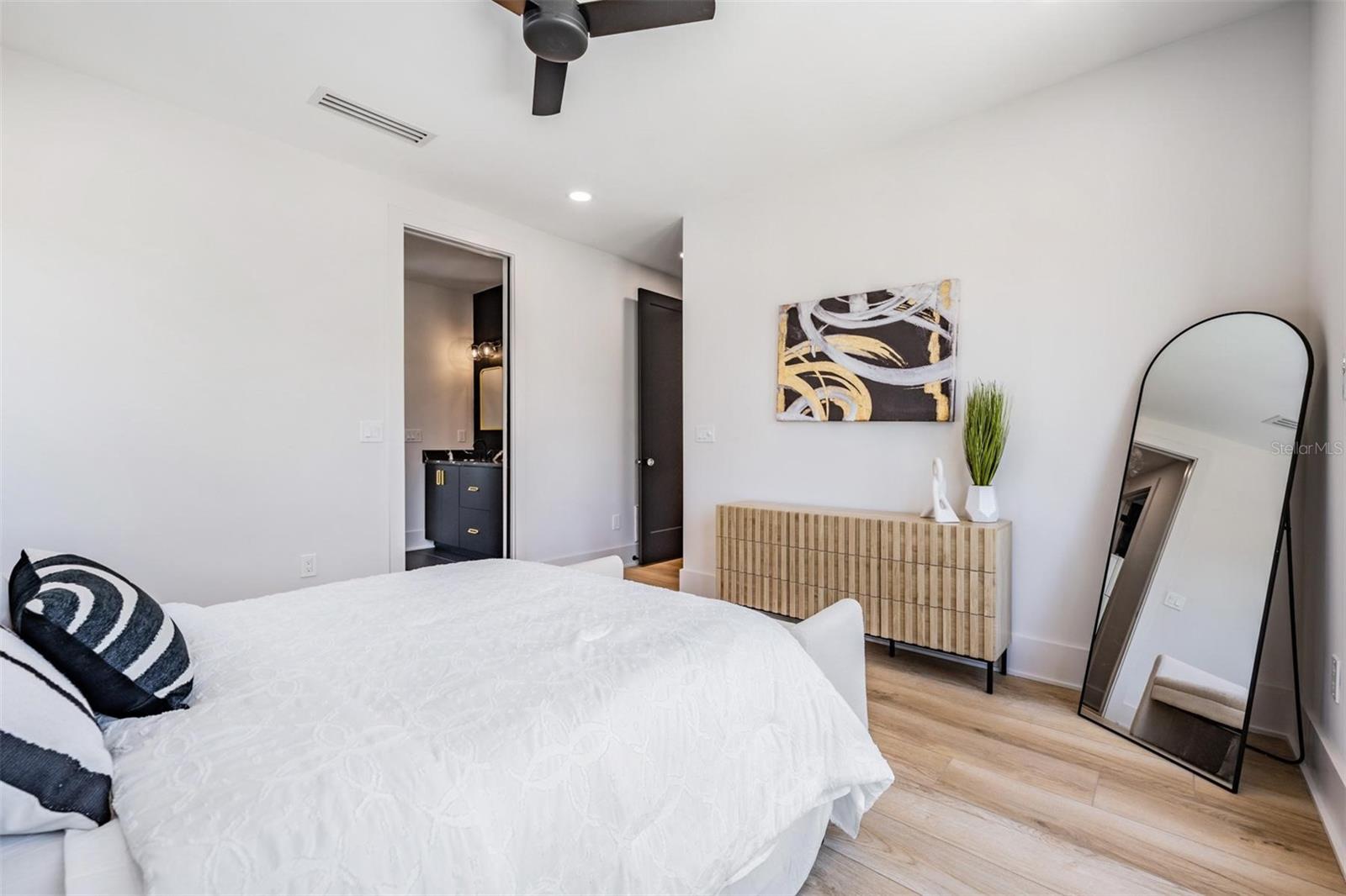 SUBURB ROYAL - Residential